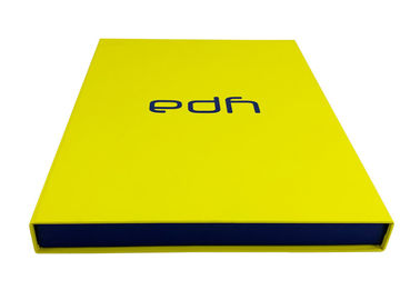 مربع هدية على شكل كتاب باللون الأصفر ، وصناديق من الورق المقوى العلوي مع المصيد المغناطيسي