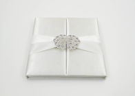 أنيقة هدية الحرير الأبيض الكرتون هدية مربع دعوة زفاف مع القوس / مشبك المزود