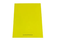 مربع هدية على شكل كتاب باللون الأصفر ، وصناديق من الورق المقوى العلوي مع المصيد المغناطيسي المزود